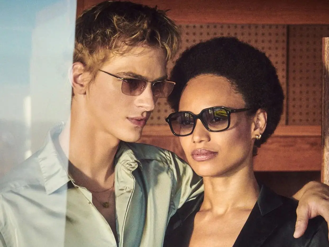 Osoba w okularach Oliver Peoples